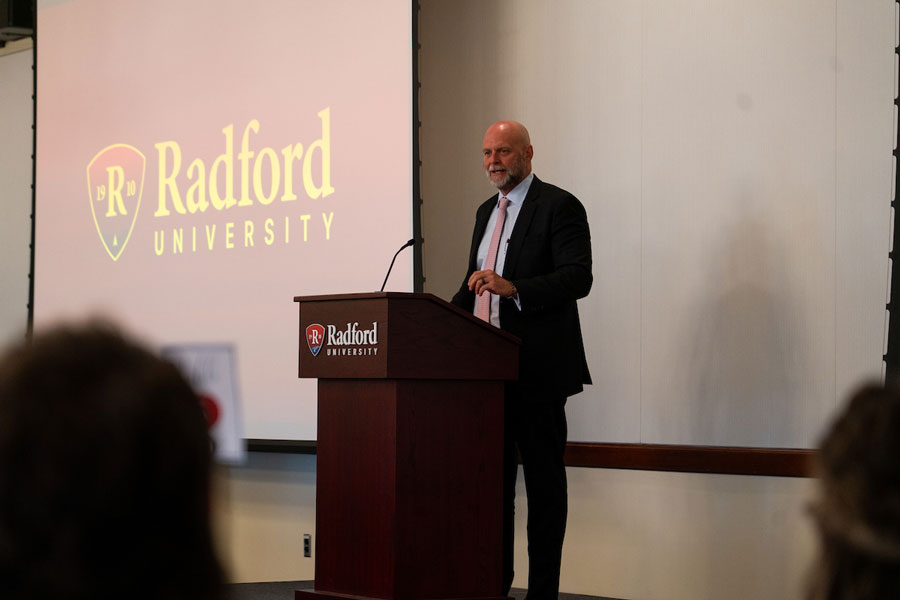 Financial advisor Bill McNulty '91 was this fall's keynote speaker at the Truist Global Capitalism Lecture Series.