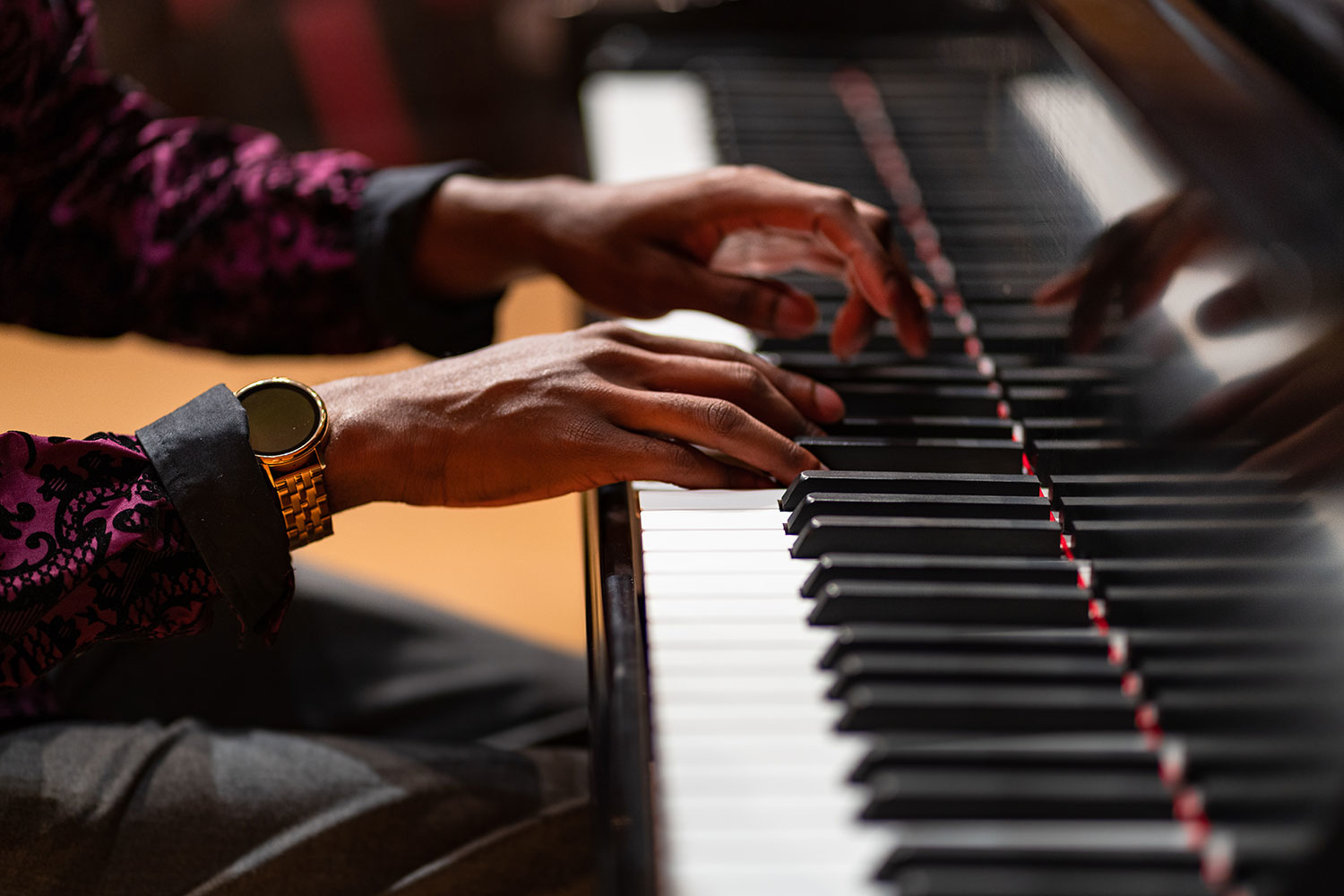 hands playing the piano