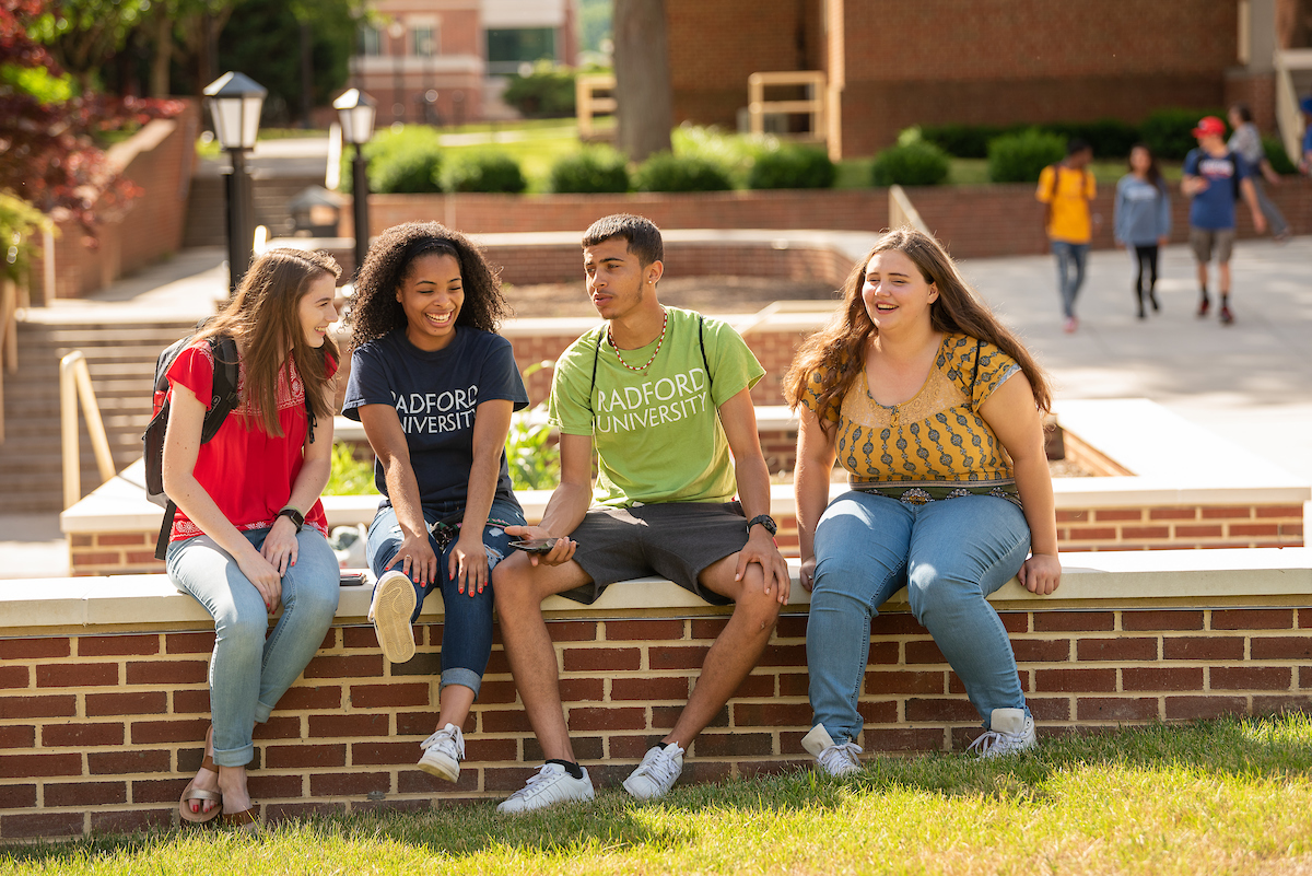 UNIV 100 students sitting outside