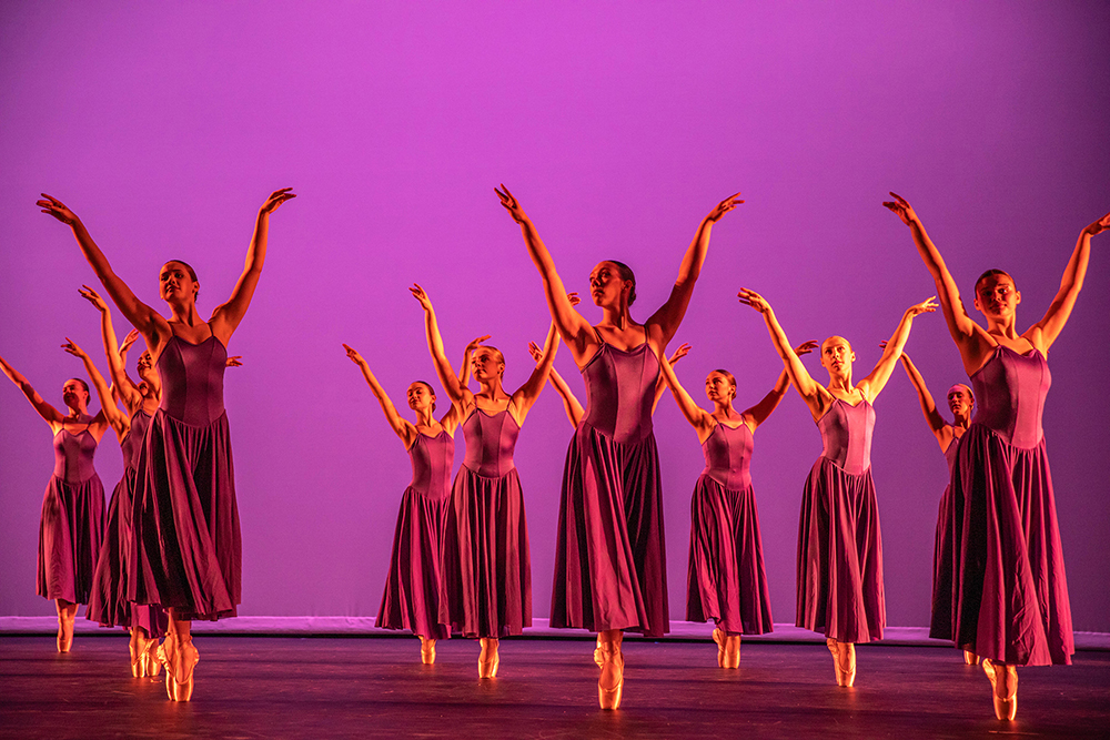 12 ballerinas en pointe.